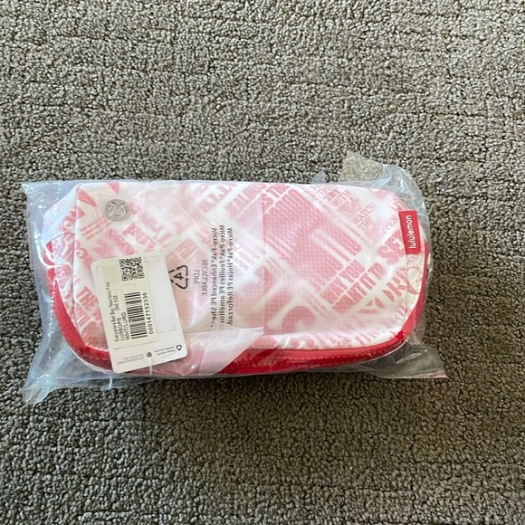 Lululemon 1L Everywhere Belt Bag Manifesto NWT - Picture 2 of 4